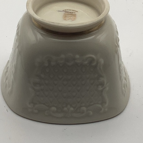 Two Classic Lenox Small Embossed Bowls - Picture 5 of 12